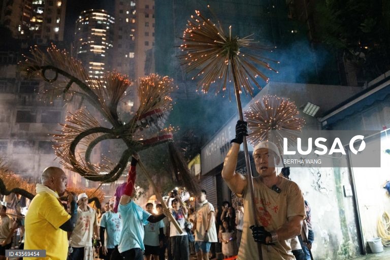 Hong Kong: Espetáculo anual de dança do dragão de fogo Tai Hang 