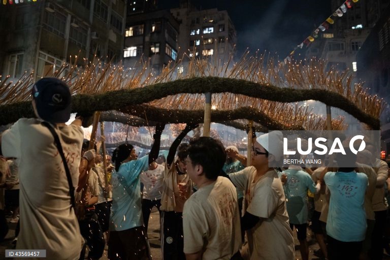 Hong Kong: Espetáculo anual de dança do dragão de fogo Tai Hang 