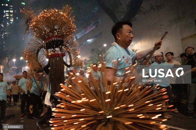 Hong Kong: Espetáculo anual de dança do dragão de fogo Tai Hang 