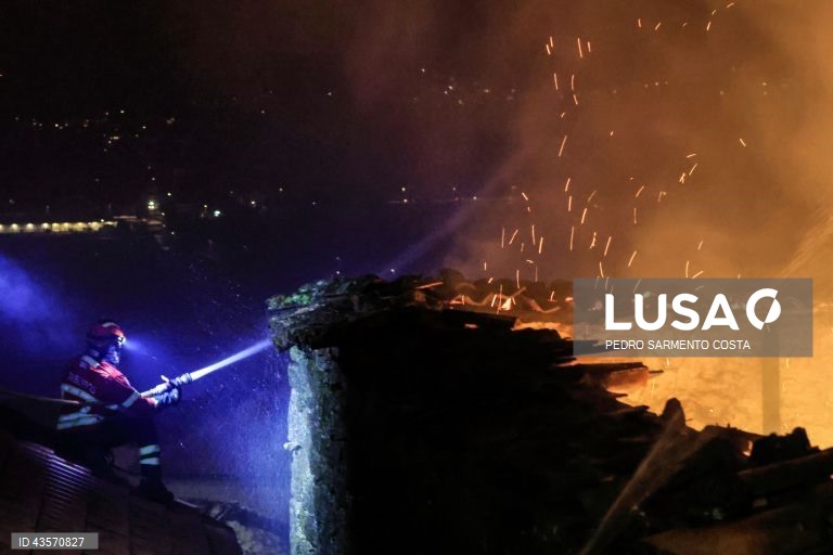 Durante o dia de hoje, a Autoridade Nacional de Emergência e Proteção Civil (ANEPC) registou mais de 120 fogos, que chegaram a ser combatidos por mais de 5.000 operacionais, apoiados por 1.500 viaturas e 39 meios aéreos, dois deles vindos de Espanha. 