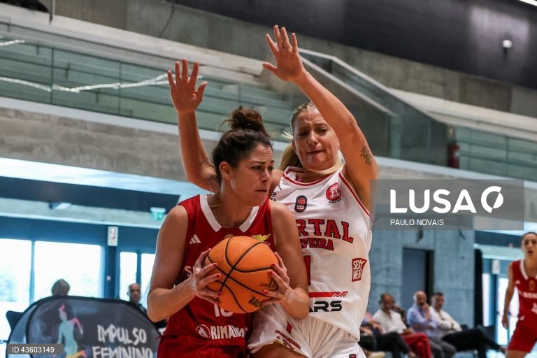 Mariana Silva do Benfica e Sofia Queiroz Imortal em ação durante o jogo da final da Taça Vítor Hugo de basquetebol feminino, disputada na Nave Polidesportiva da Universidade de Aveiro, 22 de setembro de 2024. PAULO NOVAIS/LUSA