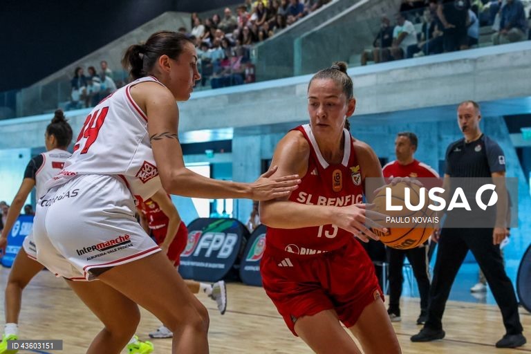 Evelyn Ovner do Benfica e Sydney Mech do Imortal em ação durante o jogo da final da Taça Vítor Hugo de basquetebol feminino, disputada na Nave Polidesportiva da Universidade de Aveiro, 22 de setembro de 2024. PAULO NOVAIS/LUSA