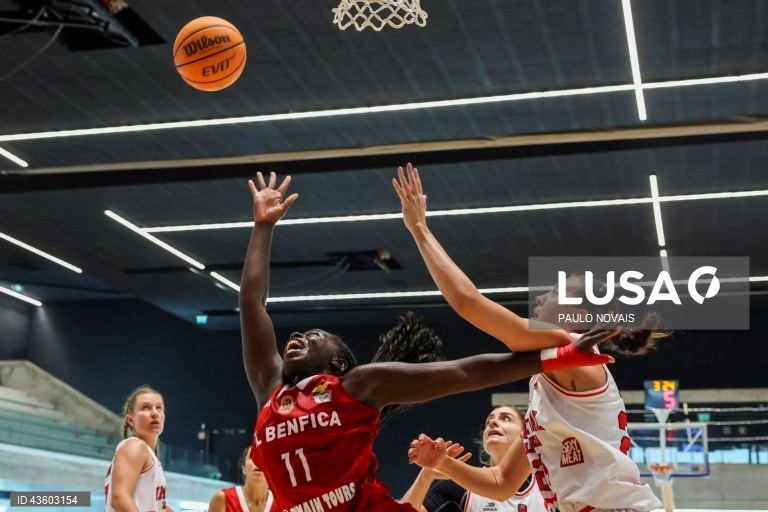 Artemis Afonso do Benfica e Sydney Mech do Imortal em ação durante o jogo da final da Taça Vítor Hugo de basquetebol feminino, disputada na Nave Polidesportiva da Universidade de Aveiro, 22 de setembro de 2024. PAULO NOVAIS/LUSA
