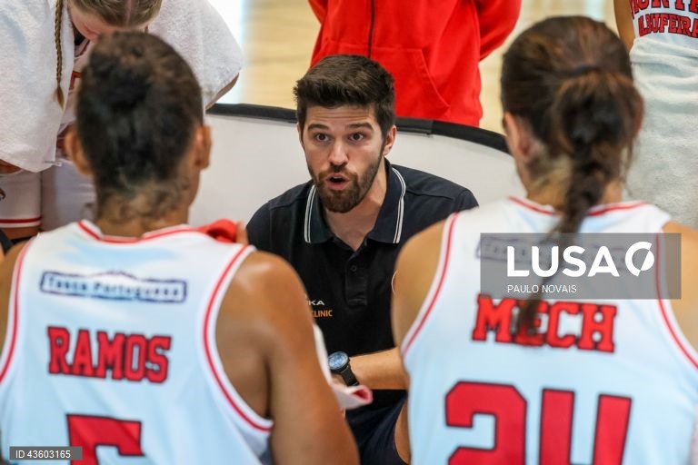O treinado do Imortal, Adriano Cerdeira, dá instruções às suas jogadoras durante o jogo da final da Taça Vítor Hugo de basquetebol feminino contra o Benfica, disputada na Nave Polidesportiva da Universidade de Aveiro, 22 de setembro de 2024. PAULO NOVAIS/LUSA