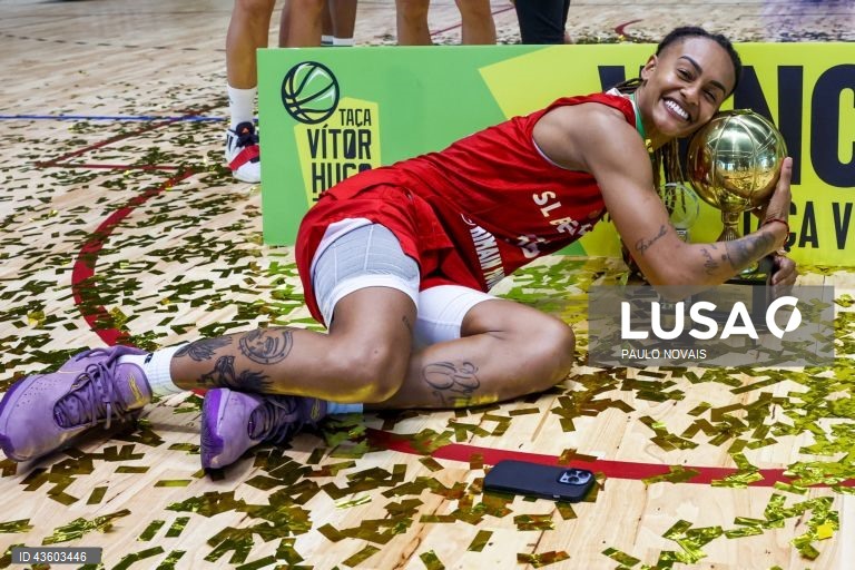 Rasphaella Monteiro do Benfica celebra a conquista da Taça Vítor Hugo de basquetebol feminino, ao vencer na final o Imortal por 86-56, na Nave Polidesportiva da Universidade de Aveiro, 22 de setembro de 2024. O Benfica conquistou hoje pela quarta vez consecutiva a Taça Vítor Hugo, competição de abertura da temporada feminina de basquetebol, ao vencer na final o Imortal por 86-56. PAULO NOVAIS/LUSA