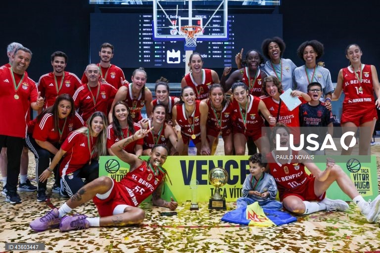 Jogadoras do Benfica celebram a conquista da Taça Vítor Hugo de basquetebol feminino, ao vencer na final o Imortal por 86-56, na Nave Polidesportiva da Universidade de Aveiro, 22 de setembro de 2024. O Benfica conquistou hoje pela quarta vez consecutiva a Taça Vítor Hugo, competição de abertura da temporada feminina de basquetebol, ao vencer na final o Imortal por 86-56. PAULO NOVAIS/LUSA