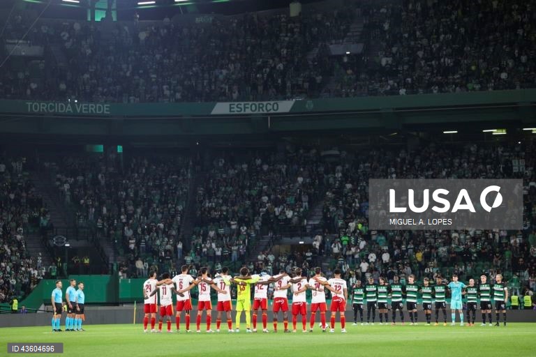 O Sporting manteve hoje três pontos de vantagem sobre o FC Porto, ao vencer em casa ao AVS, por 3-0, em jogo da sexta jornada da I Liga portuguesa de futebol.