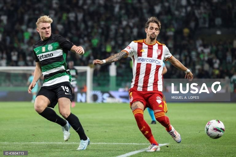 O Sporting manteve hoje três pontos de vantagem sobre o FC Porto, ao vencer em casa ao AVS, por 3-0, em jogo da sexta jornada da I Liga portuguesa de futebol.