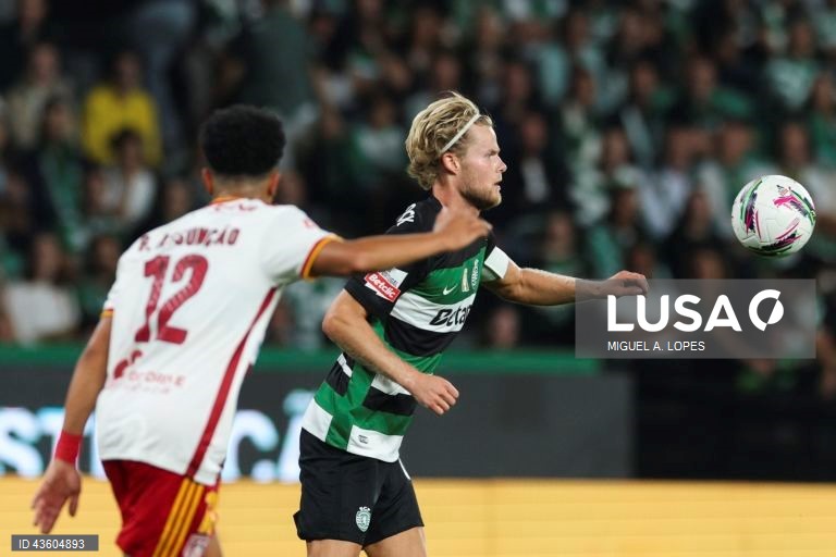 O Sporting manteve hoje três pontos de vantagem sobre o FC Porto, ao vencer em casa ao AVS, por 3-0, em jogo da sexta jornada da I Liga portuguesa de futebol.