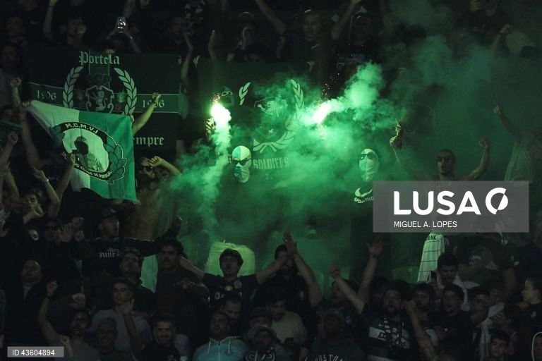 O Sporting manteve hoje três pontos de vantagem sobre o FC Porto, ao vencer em casa ao AVS, por 3-0, em jogo da sexta jornada da I Liga portuguesa de futebol.