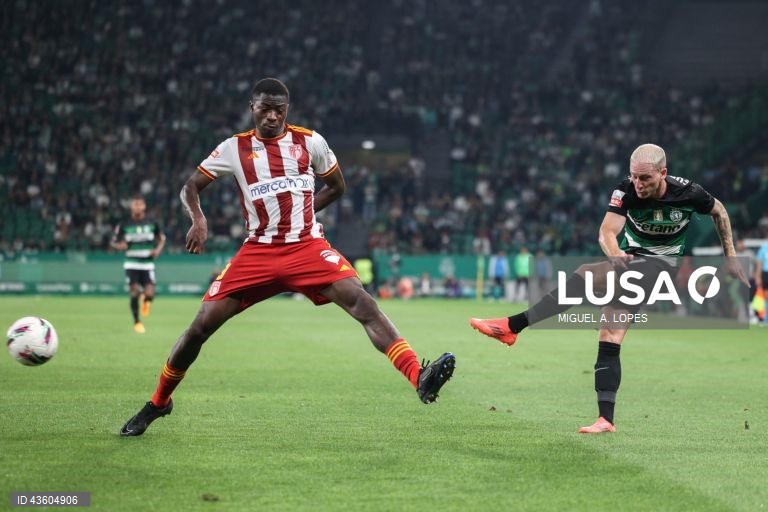 O Sporting manteve hoje três pontos de vantagem sobre o FC Porto, ao vencer em casa ao AVS, por 3-0, em jogo da sexta jornada da I Liga portuguesa de futebol.