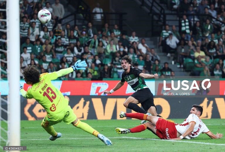 O Sporting manteve hoje três pontos de vantagem sobre o FC Porto, ao vencer em casa ao AVS, por 3-0, em jogo da sexta jornada da I Liga portuguesa de futebol.
