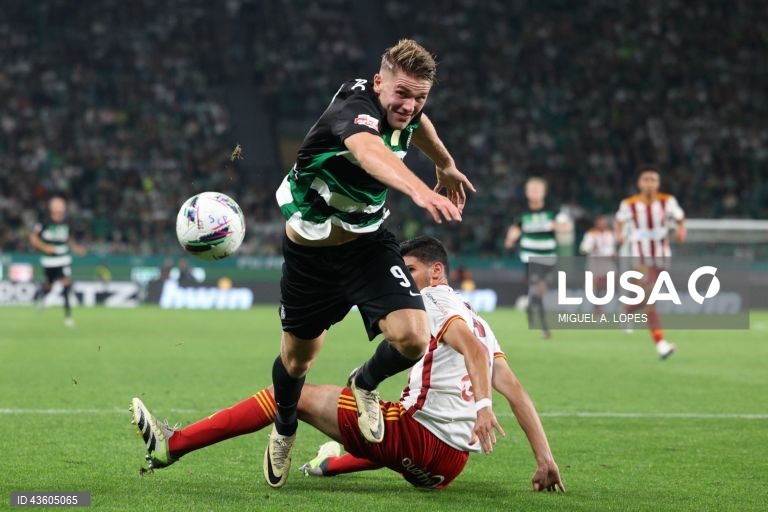 O Sporting manteve hoje três pontos de vantagem sobre o FC Porto, ao vencer em casa ao AVS, por 3-0, em jogo da sexta jornada da I Liga portuguesa de futebol.