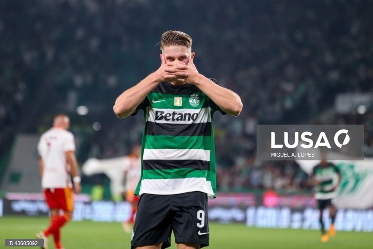 O Sporting manteve hoje três pontos de vantagem sobre o FC Porto, ao vencer em casa ao AVS, por 3-0, em jogo da sexta jornada da I Liga portuguesa de futebol.