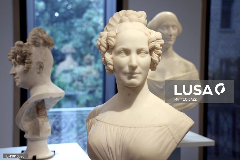 Itália: Exposição de esculturas de Lorenzo Bartolini em Milão