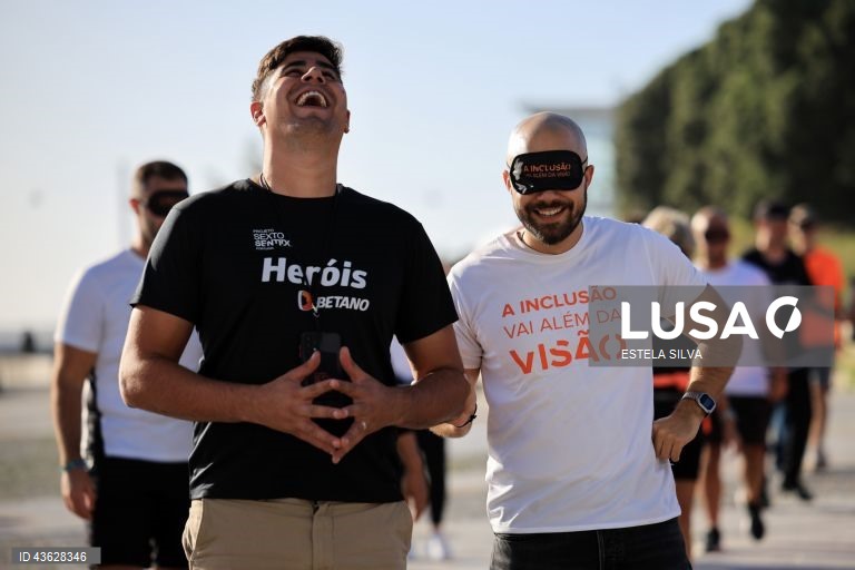 Cidadãos participam no projeto “Sexto Sentido”, que tem como objetivo envolver a comunidade, não só na prática desportiva, mas também na sensibilização para a deficiência visual, ou seja convidar pessoas com visão para caminhar/correr vendados, com um guia, proporcionando-lhes a experiência de caminhar ou correr sem o sentido da visão, no Parque da Cidade do Porto, 26 de setembro de 2024. (ACOMPANHA TEXTO DE 27 DE SETEMBRO DE 2024). ESTELA SILVA/LUSA