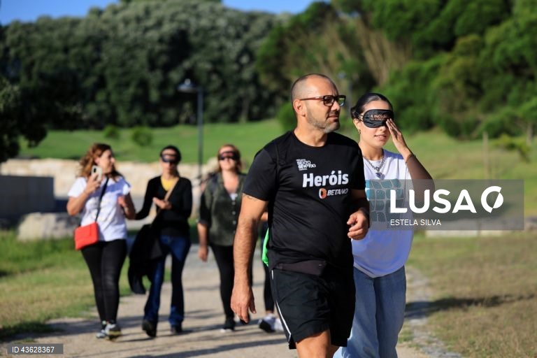 Cidadãos participam no projeto “Sexto Sentido”, que tem como objetivo envolver a comunidade, não só na prática desportiva, mas também na sensibilização para a deficiência visual, ou seja convidar pessoas com visão para caminhar/correr vendados, com um guia, proporcionando-lhes a experiência de caminhar ou correr sem o sentido da visão, no Parque da Cidade do Porto, 26 de setembro de 2024. (ACOMPANHA TEXTO DE 27 DE SETEMBRO DE 2024). ESTELA SILVA/LUSA