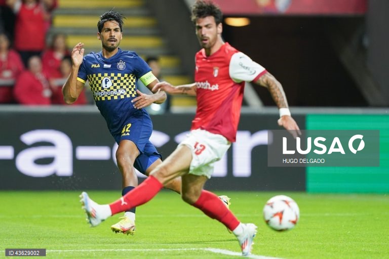 Dois golos de Bruma na reta final permitiram ao Sporting de Braga vencer com reviravolta o Maccabi Telavive por 2-1, em jogo da primeira jornada da Liga Europa de futebol.