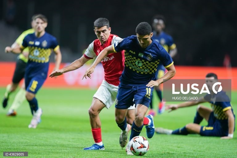 Dois golos de Bruma na reta final permitiram ao Sporting de Braga vencer com reviravolta o Maccabi Telavive por 2-1, em jogo da primeira jornada da Liga Europa de futebol.