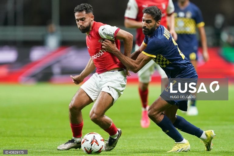 Dois golos de Bruma na reta final permitiram ao Sporting de Braga vencer com reviravolta o Maccabi Telavive por 2-1, em jogo da primeira jornada da Liga Europa de futebol.