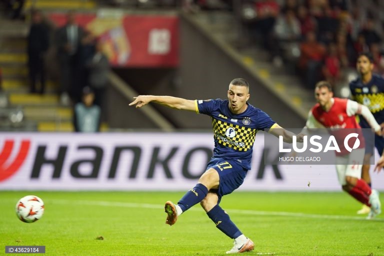 Dois golos de Bruma na reta final permitiram ao Sporting de Braga vencer com reviravolta o Maccabi Telavive por 2-1, em jogo da primeira jornada da Liga Europa de futebol.