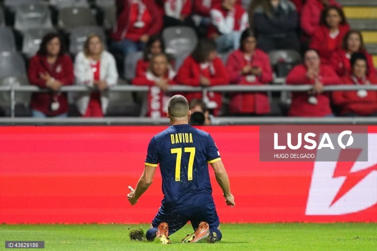 Dois golos de Bruma na reta final permitiram ao Sporting de Braga vencer com reviravolta o Maccabi Telavive por 2-1, em jogo da primeira jornada da Liga Europa de futebol.