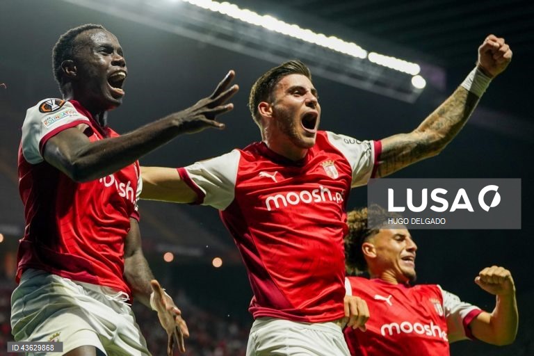 Dois golos de Bruma na reta final permitiram ao Sporting de Braga vencer com reviravolta o Maccabi Telavive por 2-1, em jogo da primeira jornada da Liga Europa de futebol.