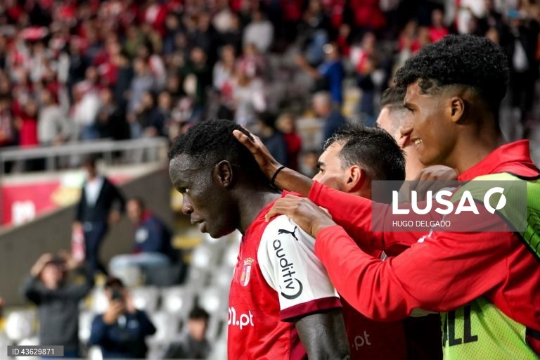 Dois golos de Bruma na reta final permitiram ao Sporting de Braga vencer com reviravolta o Maccabi Telavive por 2-1, em jogo da primeira jornada da Liga Europa de futebol.