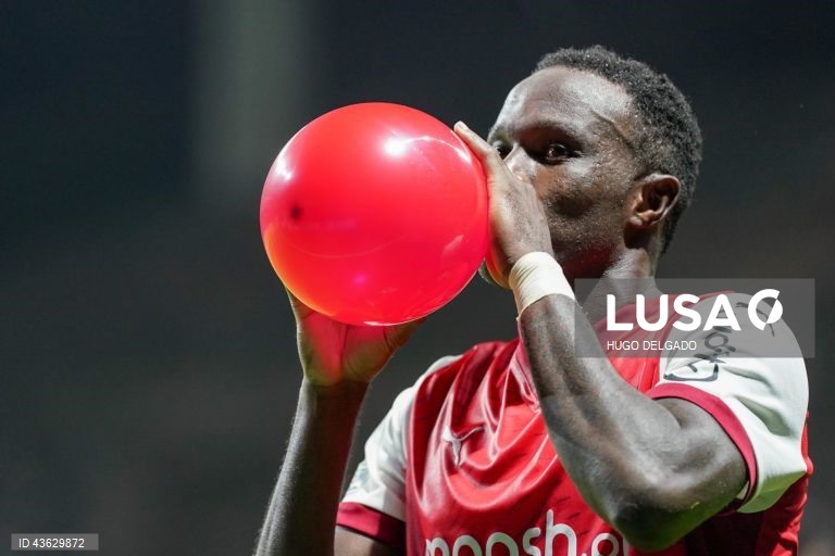 Dois golos de Bruma na reta final permitiram ao Sporting de Braga vencer com reviravolta o Maccabi Telavive por 2-1, em jogo da primeira jornada da Liga Europa de futebol.