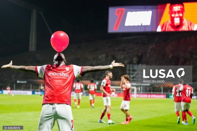 Dois golos de Bruma na reta final permitiram ao Sporting de Braga vencer com reviravolta o Maccabi Telavive por 2-1, em jogo da primeira jornada da Liga Europa de futebol.