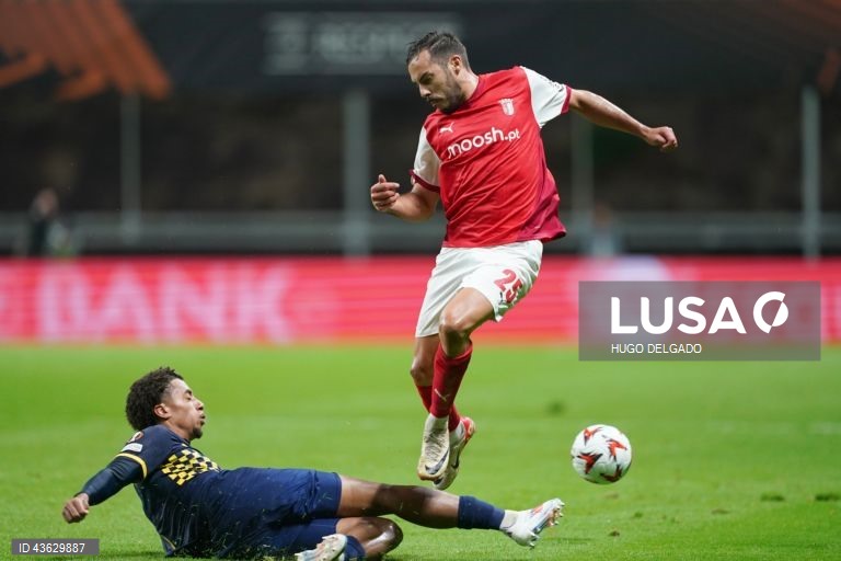 Dois golos de Bruma na reta final permitiram ao Sporting de Braga vencer com reviravolta o Maccabi Telavive por 2-1, em jogo da primeira jornada da Liga Europa de futebol.