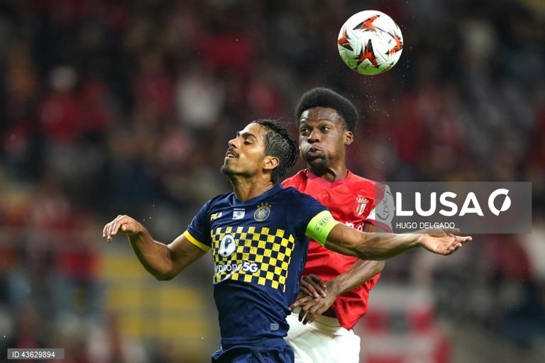 Dois golos de Bruma na reta final permitiram ao Sporting de Braga vencer com reviravolta o Maccabi Telavive por 2-1, em jogo da primeira jornada da Liga Europa de futebol.