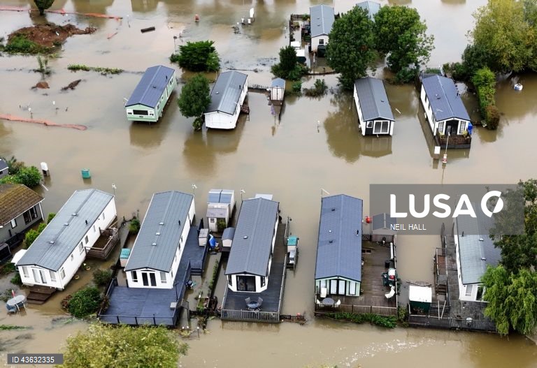 Alertas de inundações na sequência de chuvas fortes em Inglaterra