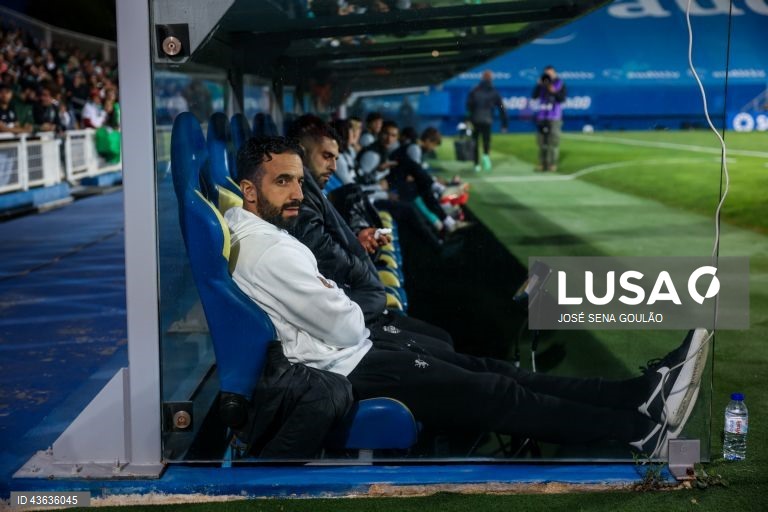 O Sporting venceu hoje por 3-0 na visita ao Estoril Praia, na abertura da sétima jornada da I Liga portuguesa de futebol, e continua a somar triunfos em todos os jogos disputados no campeonato.