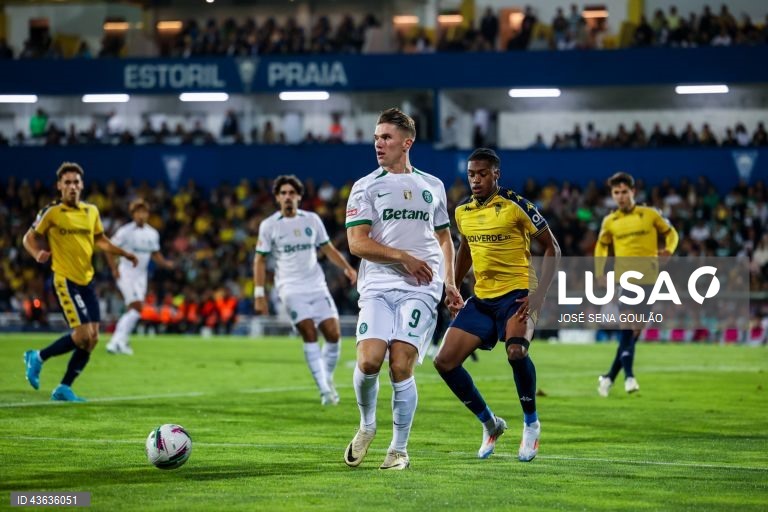 O Sporting venceu hoje por 3-0 na visita ao Estoril Praia, na abertura da sétima jornada da I Liga portuguesa de futebol, e continua a somar triunfos em todos os jogos disputados no campeonato.