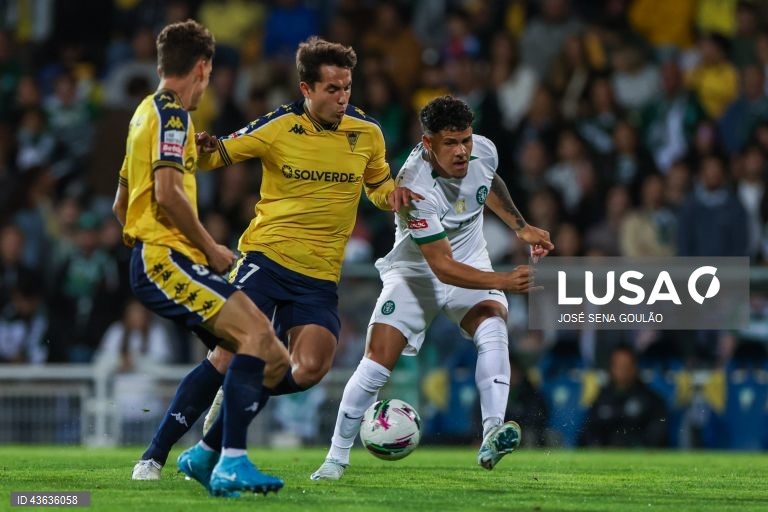 O Sporting venceu hoje por 3-0 na visita ao Estoril Praia, na abertura da sétima jornada da I Liga portuguesa de futebol, e continua a somar triunfos em todos os jogos disputados no campeonato.