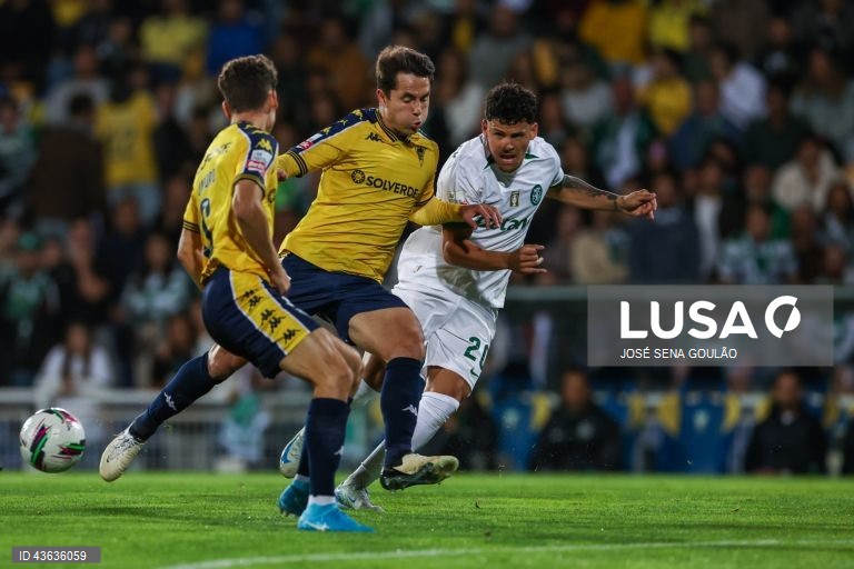 O Sporting venceu hoje por 3-0 na visita ao Estoril Praia, na abertura da sétima jornada da I Liga portuguesa de futebol, e continua a somar triunfos em todos os jogos disputados no campeonato.