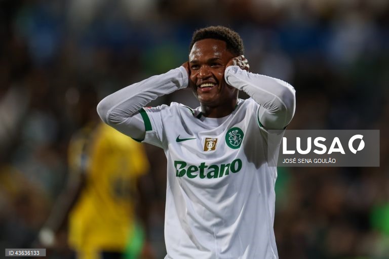 O Sporting venceu hoje por 3-0 na visita ao Estoril Praia, na abertura da sétima jornada da I Liga portuguesa de futebol, e continua a somar triunfos em todos os jogos disputados no campeonato.