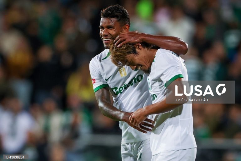 O Sporting venceu hoje por 3-0 na visita ao Estoril Praia, na abertura da sétima jornada da I Liga portuguesa de futebol, e continua a somar triunfos em todos os jogos disputados no campeonato.