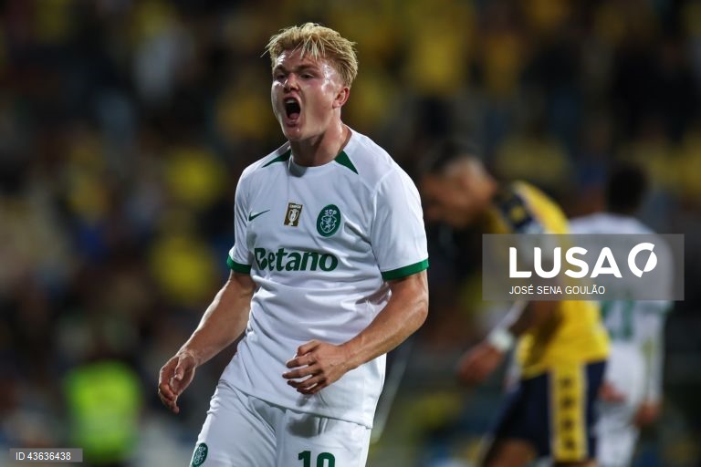 O Sporting venceu hoje por 3-0 na visita ao Estoril Praia, na abertura da sétima jornada da I Liga portuguesa de futebol, e continua a somar triunfos em todos os jogos disputados no campeonato.