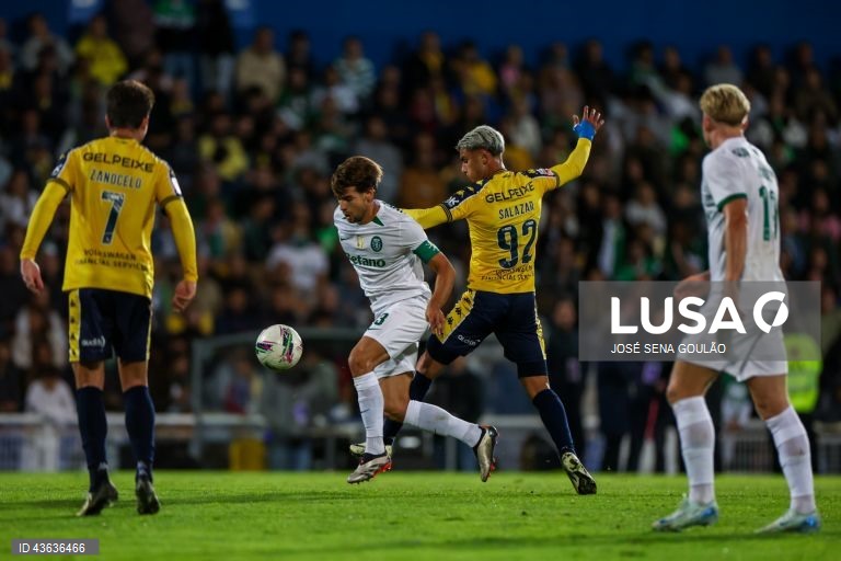 O Sporting venceu hoje por 3-0 na visita ao Estoril Praia, na abertura da sétima jornada da I Liga portuguesa de futebol, e continua a somar triunfos em todos os jogos disputados no campeonato.