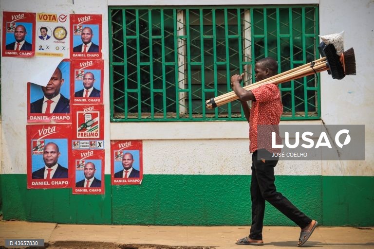 Panfletos de formações políticas moçambicanas e candidatos presidenciais em campanha para as eleições gerais de 09 de outubro, Chimoio, Moçambique, 1 de outubro de 2024. A uma semana das eleições gerais moçambicanas, Moçambique está pintada com o vermelho da Frente de Libertação de Moçambique (Frelimo, no poder), e do seu candidato presidencial, Daniel Chapo, enquanto a propaganda dos restantes partidos quase não existe. JOSÉ COELHO/LUSA