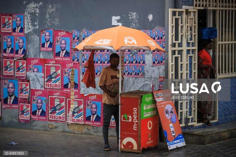 Panfletos de formações políticas moçambicanas e candidatos presidenciais em campanha para as eleições gerais de 09 de outubro, Chimoio, Moçambique, 1 de outubro de 2024. A uma semana das eleições gerais moçambicanas, Moçambique está pintada com o vermelho da Frente de Libertação de Moçambique (Frelimo, no poder), e do seu candidato presidencial, Daniel Chapo, enquanto a propaganda dos restantes partidos quase não existe. JOSÉ COELHO/LUSA