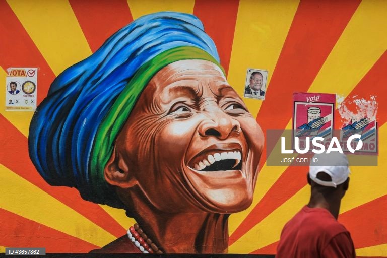 Panfletos de formações políticas moçambicanas e candidatos presidenciais em campanha para as eleições gerais de 09 de outubro, Chimoio, Moçambique, 1 de outubro de 2024. A uma semana das eleições gerais moçambicanas, Moçambique está pintada com o vermelho da Frente de Libertação de Moçambique (Frelimo, no poder), e do seu candidato presidencial, Daniel Chapo, enquanto a propaganda dos restantes partidos quase não existe. JOSÉ COELHO/LUSA