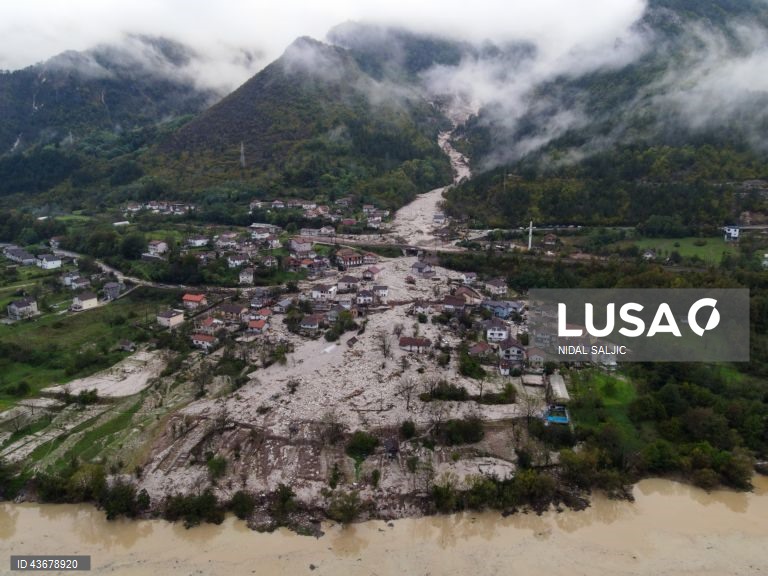 As regiões centro e sul da Bósnia-Herzegovina foram atingidas por uma forte tempestade, que causou inundações generalizadas, fechando estradas, cortando a eletricidade e interrompendo os sinais de telecomunicações. 