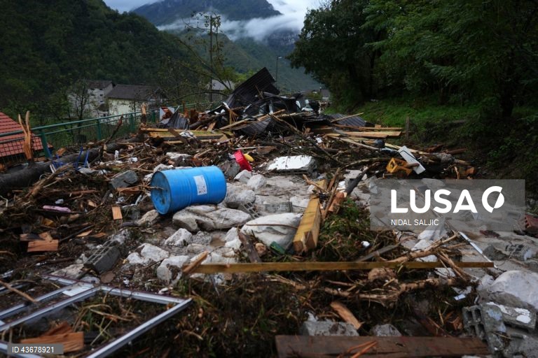 As regiões centro e sul da Bósnia-Herzegovina foram atingidas por uma forte tempestade, que causou inundações generalizadas, fechando estradas, cortando a eletricidade e interrompendo os sinais de telecomunicações. 