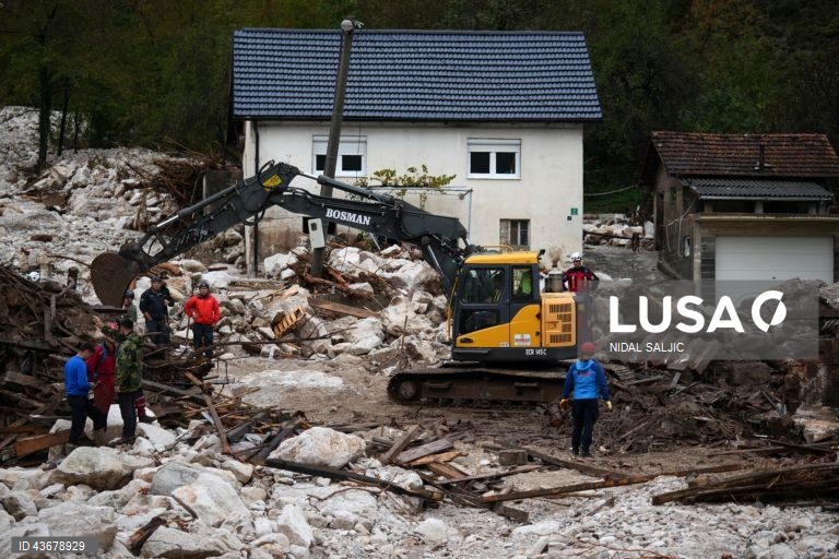 As regiões centro e sul da Bósnia-Herzegovina foram atingidas por uma forte tempestade, que causou inundações generalizadas, fechando estradas, cortando a eletricidade e interrompendo os sinais de telecomunicações. 