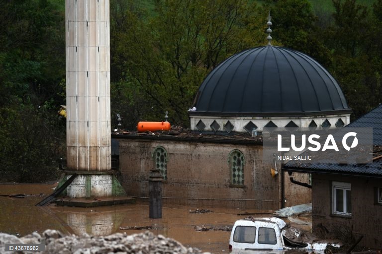 As regiões centro e sul da Bósnia-Herzegovina foram atingidas por uma forte tempestade, que causou inundações generalizadas, fechando estradas, cortando a eletricidade e interrompendo os sinais de telecomunicações. 