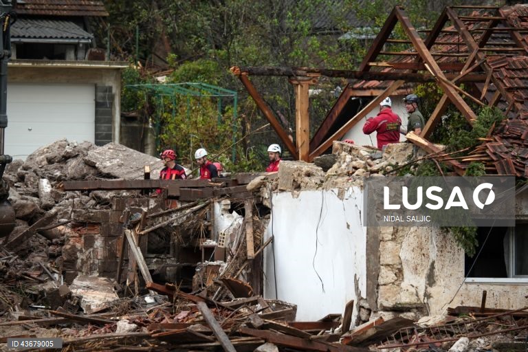 As regiões centro e sul da Bósnia-Herzegovina foram atingidas por uma forte tempestade, que causou inundações generalizadas, fechando estradas, cortando a eletricidade e interrompendo os sinais de telecomunicações. 