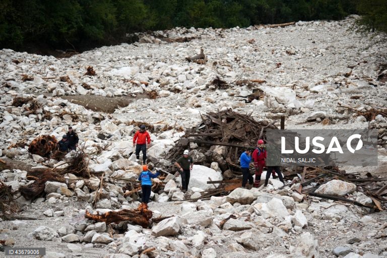 As regiões centro e sul da Bósnia-Herzegovina foram atingidas por uma forte tempestade, que causou inundações generalizadas, fechando estradas, cortando a eletricidade e interrompendo os sinais de telecomunicações. 